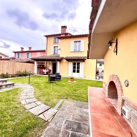 Willa Gialla Montecarlo